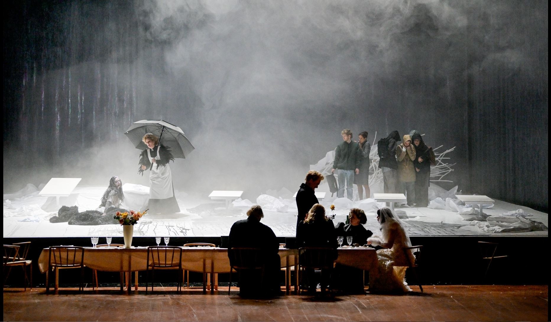 Scenbild - Innocence - Semperoper Dresden  Sebastian Hoppe